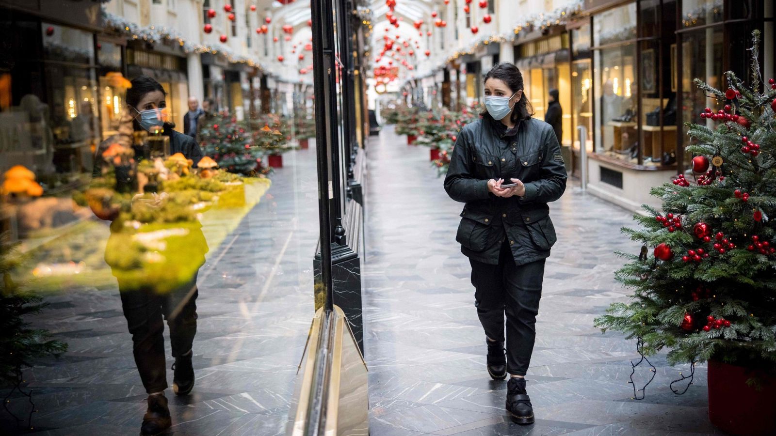Una mujer camina en la galería comercial Burlington Arcade en Londres