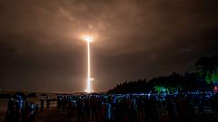 China lanza con éxito una sonda espacial para recolectar muestras de la Luna