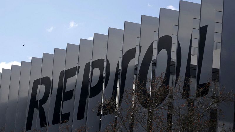 El juez del caso Villarejo imputa a los exjefes de seguridad de Repsol y Caixabank por encargos al comisario