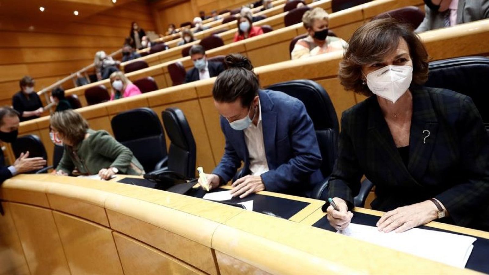 La vicepresidenta del gobierno Carmen Calvo (PSOE) y el vicepresidente Pablo Iglesias (UP)