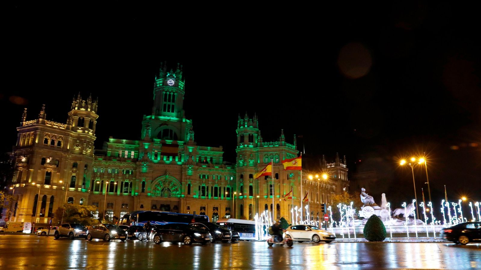 Vista del Palacio de Cibeles de Madrid, con una de las decoraciones luminosas de Navidad