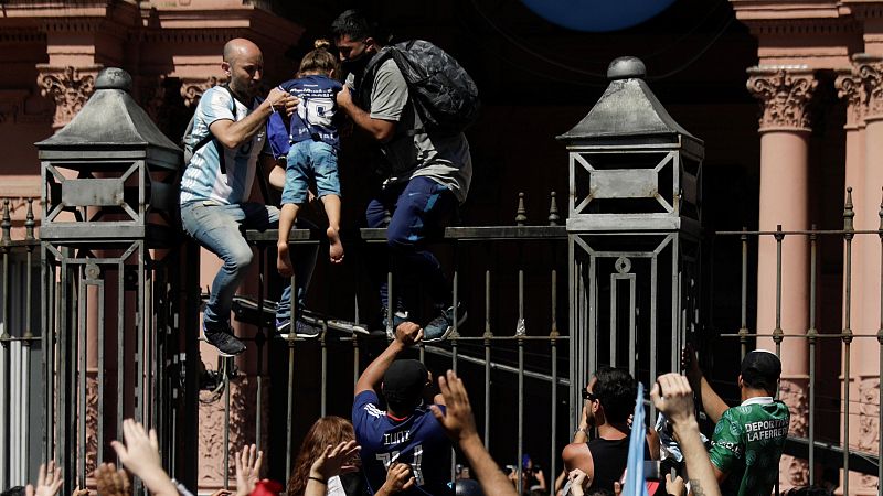 Argentina se despide de Maradona en un multitudinario adi�s en la Casa Rosada