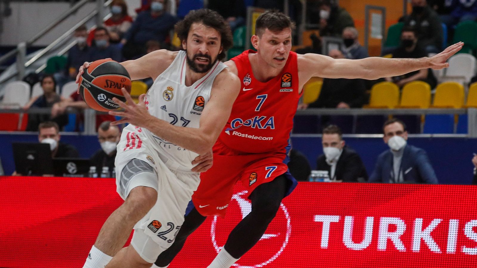 Ivan Ukhov (d) del CSKA Moscow en acción con Sergio Llull (i) del Real Madrid