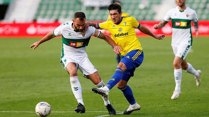 El Elche aguanta con uno menos ante un Cádiz sin pólvora