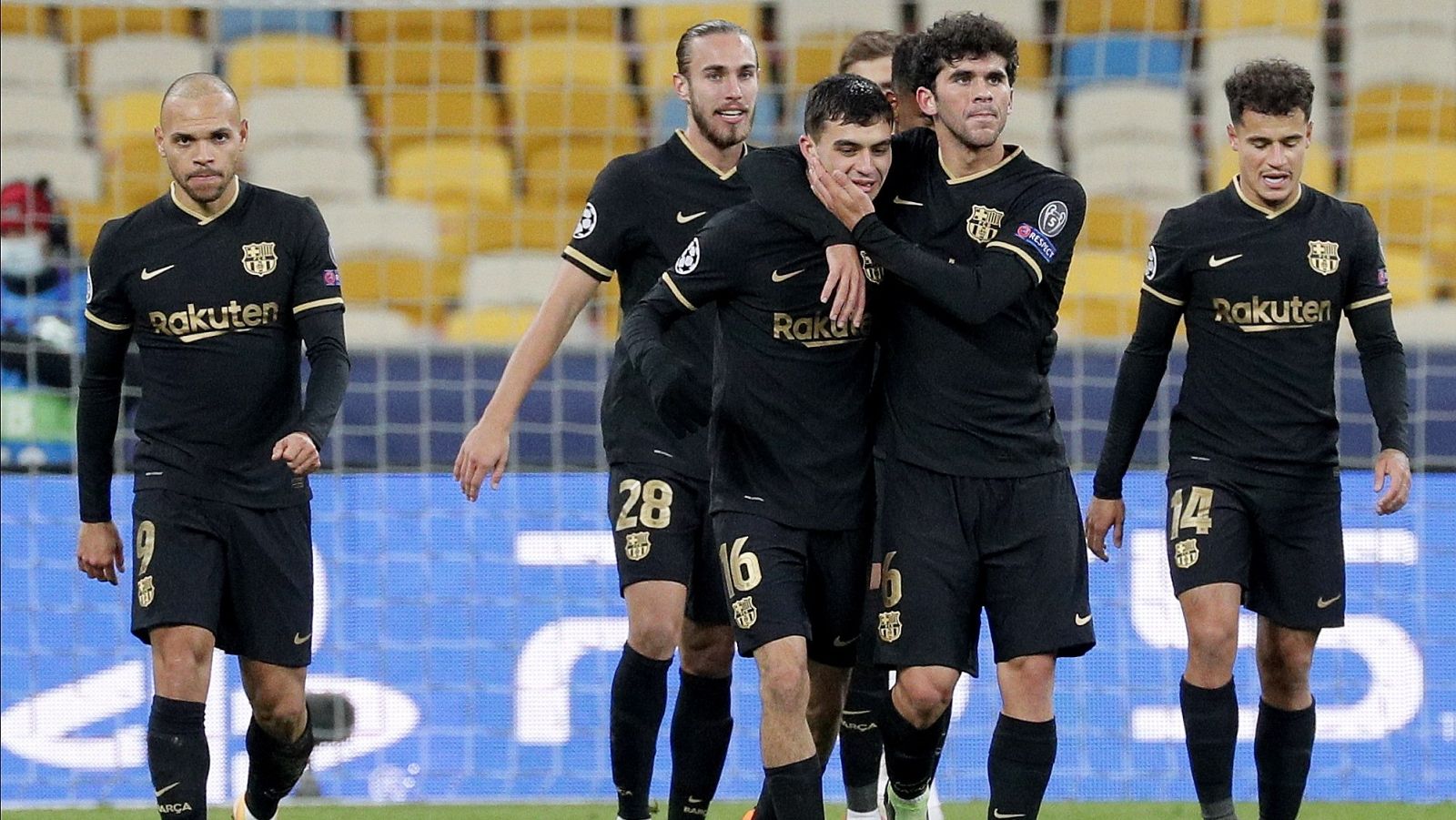 Varios jugadores del FC Barcelona felicitan a Pedri durante el partido de Champions ante el Dinamo de Kiev