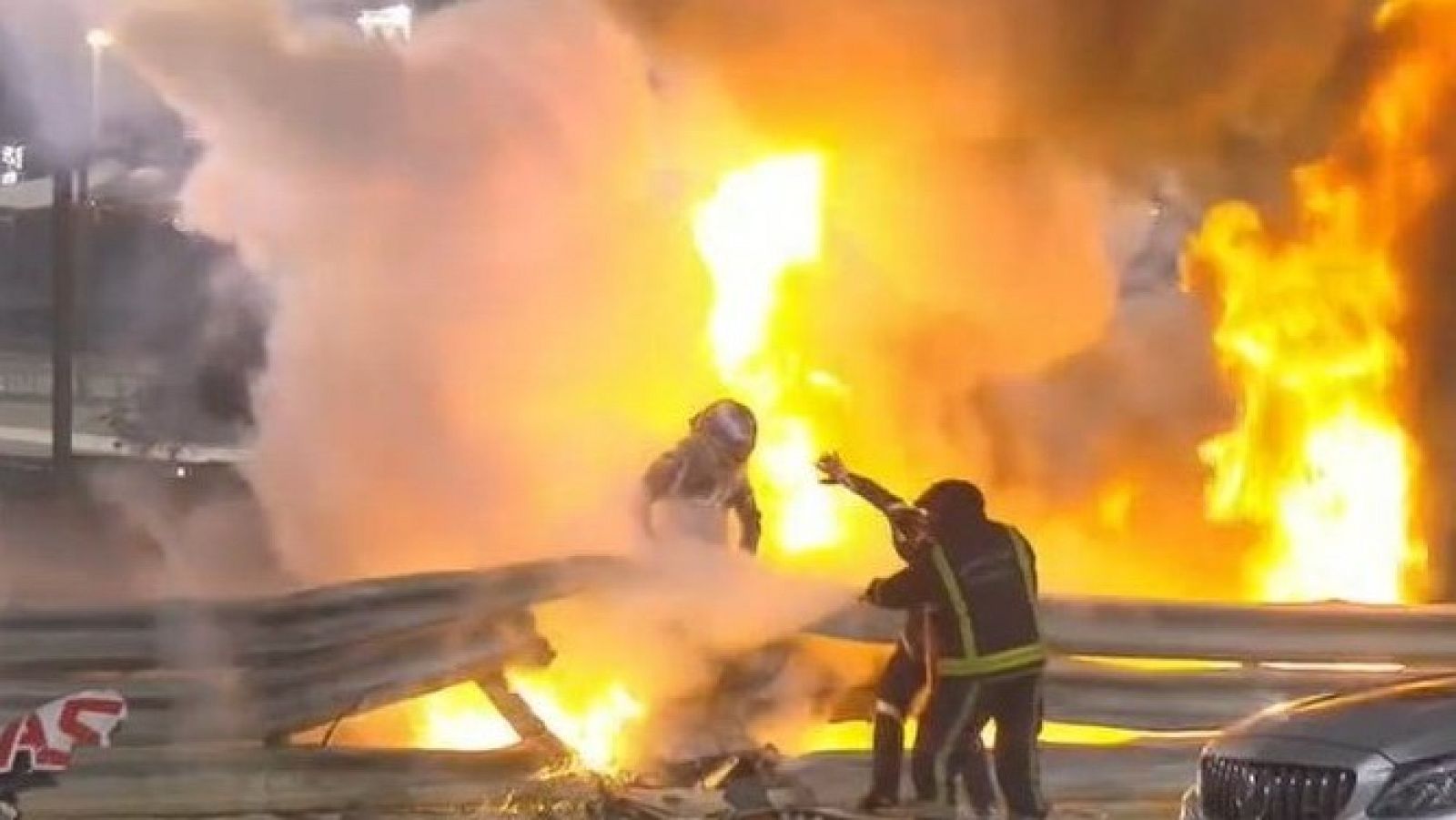 Romain Grosjean sale entre las llamas de su monoplaza