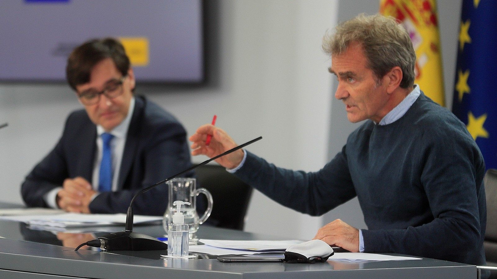 El ministro de Sanidad, Salvador Illa, junto a Fernando Simón