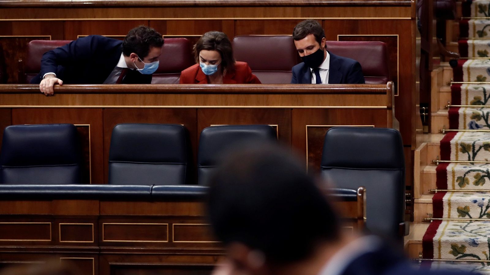 El líder del PP, Pablo Casado, conversa con Teodoro García Egea