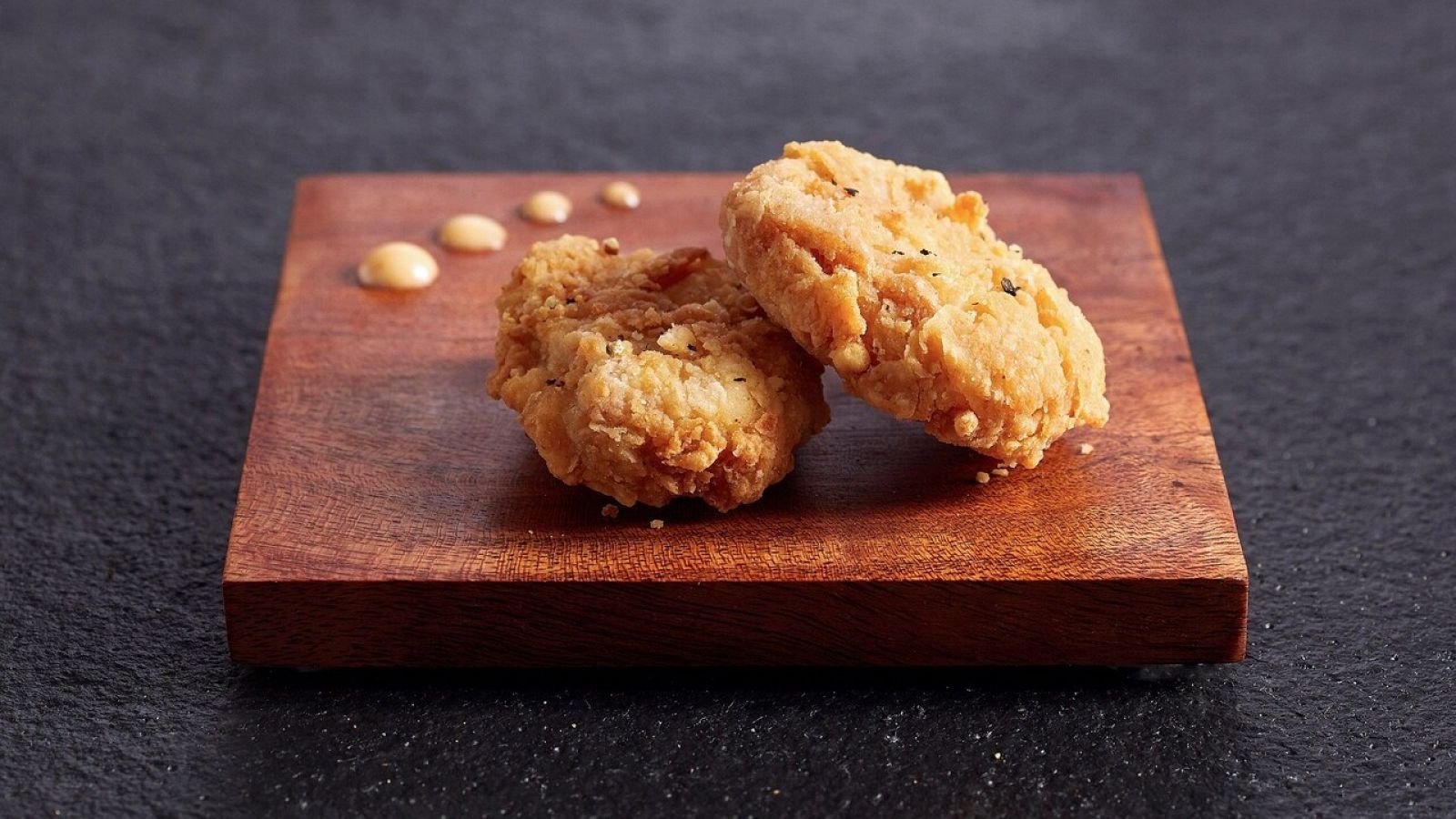 Pequeños bocaditos de pollo rebozado, el primer producto cultivado disponible en el mercado de Singapur