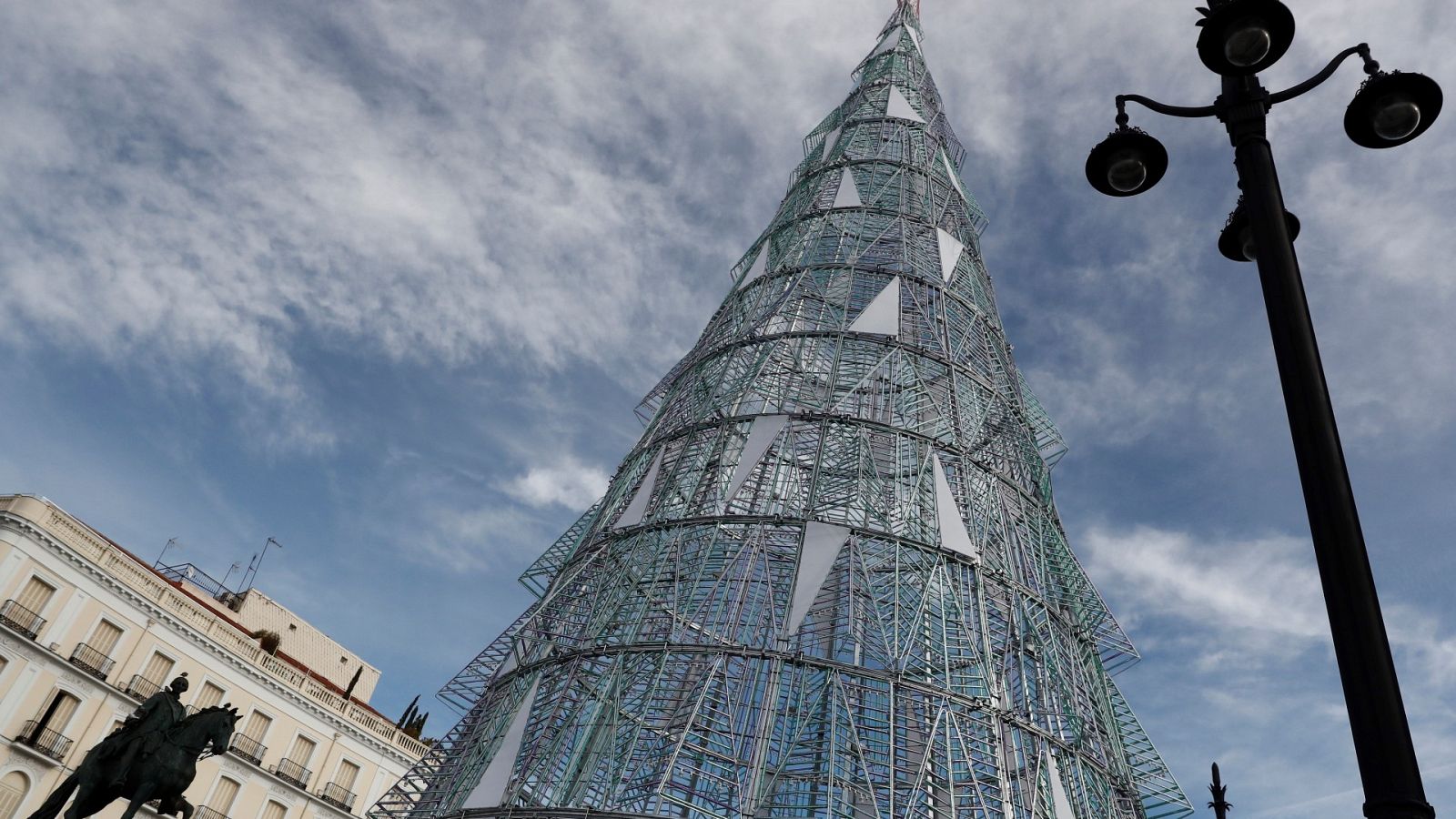 Vista del árbol de Navidad en la Puerta del Sol de Madrid