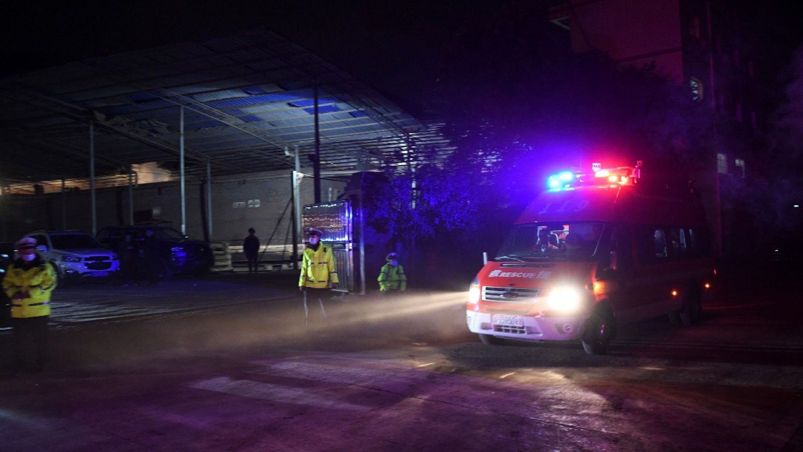 Imagen de una ambulancia cerca de la entrada de la mina.