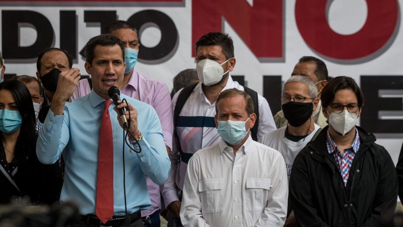 El jefe del Parlamento de Venezuela, Juan Guaidó (i), ofrece declaraciones a periodistas en Caracas