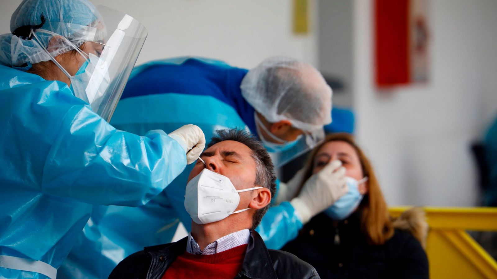 Personal sanitario realiza test de cribado masivo