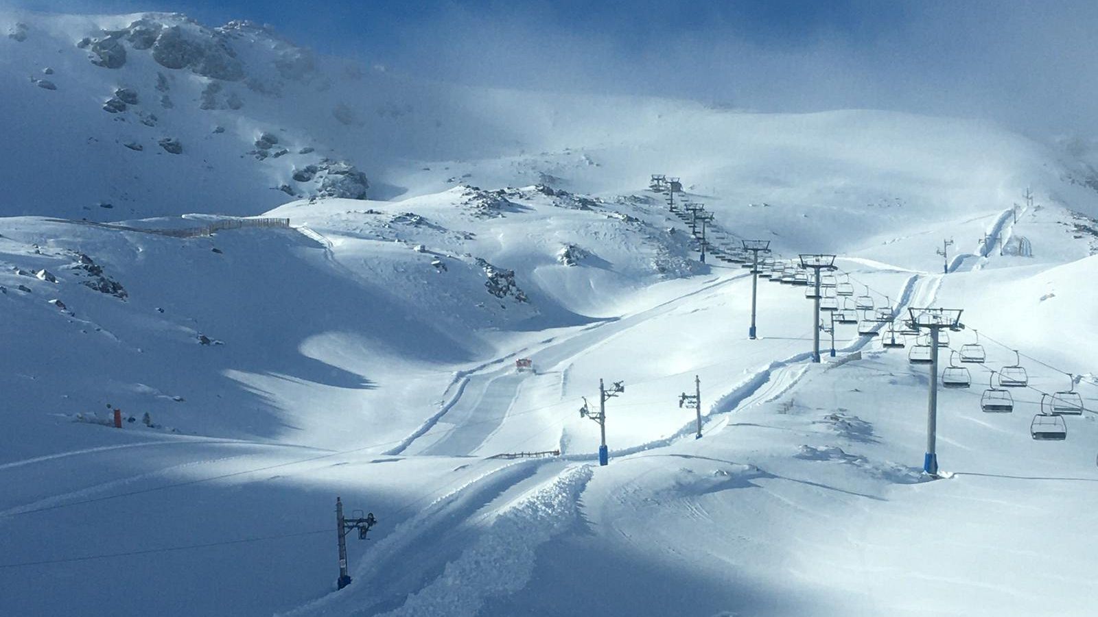 Imagen de las pistas de la estación leonesa de San isidro, preparadas para arrancar la temporada 20/21.