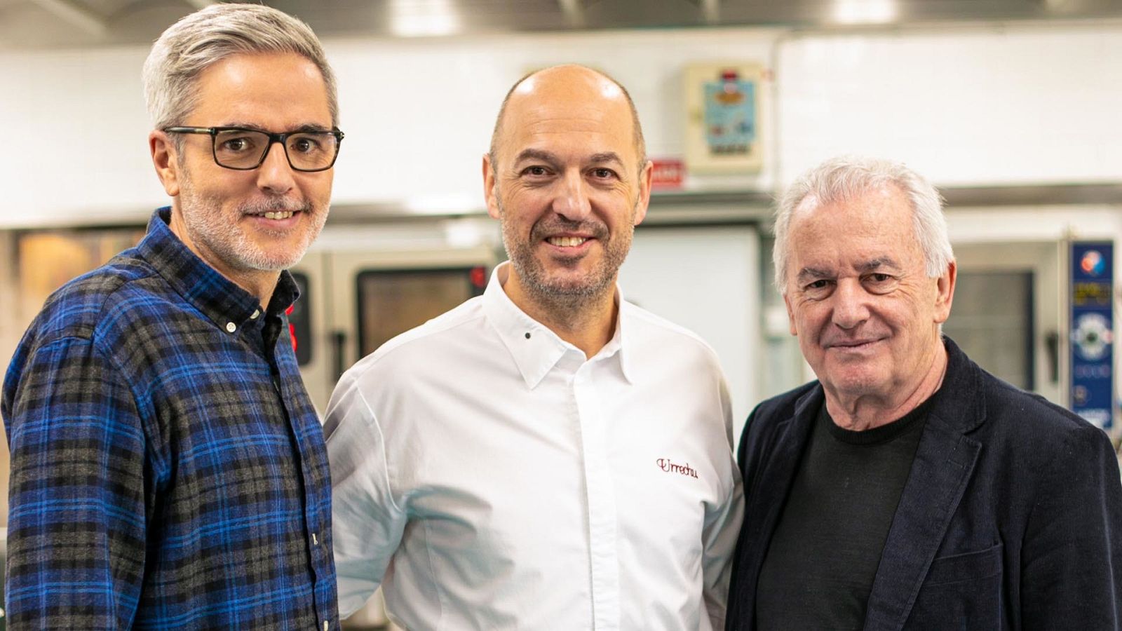 Mikel López Iturriaga con el chef de Urrechu y Víctor Manuel