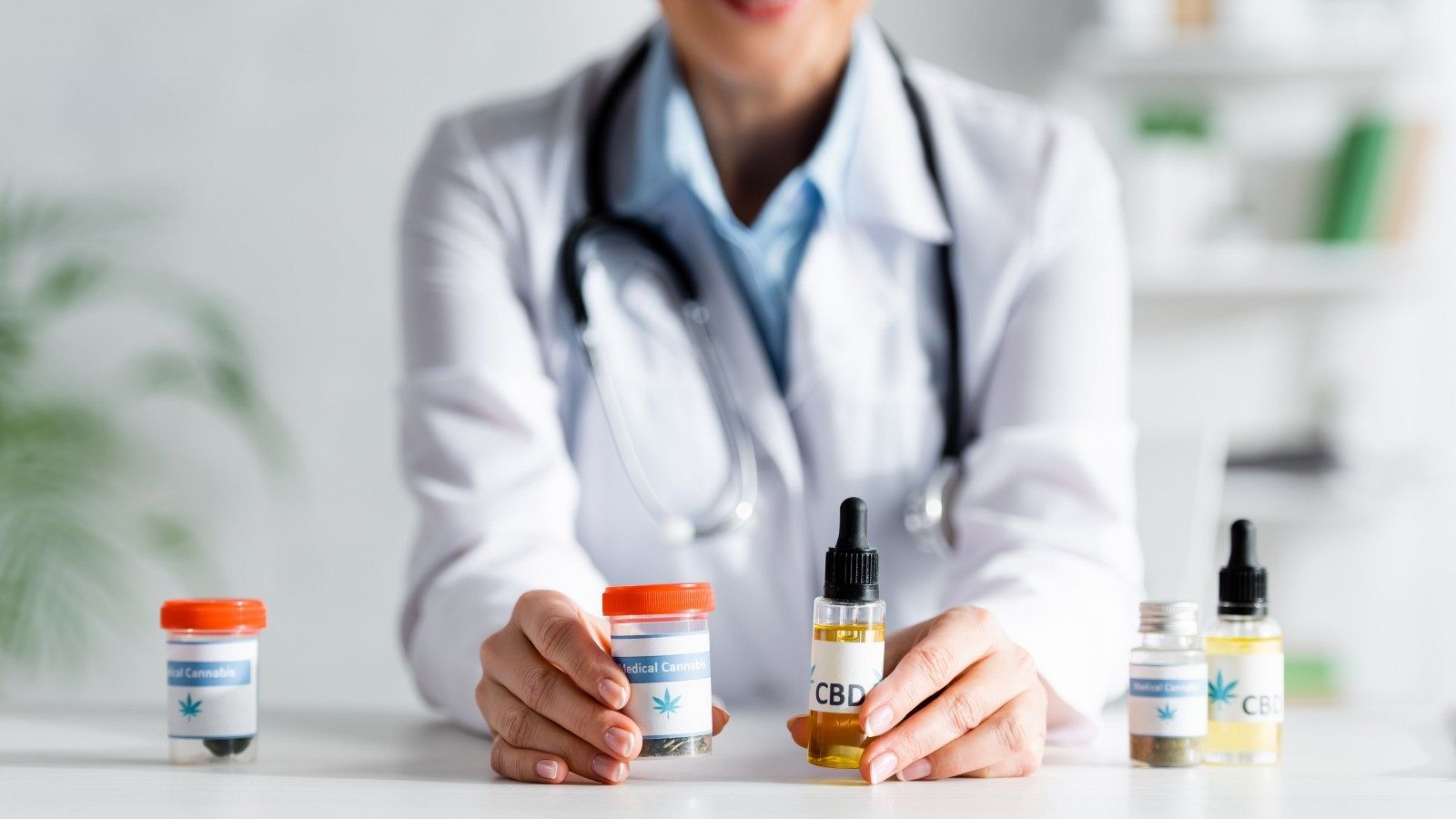 Una médica muestra un frasco con cannabis y otro con aceite CBD en una imagen de archivo