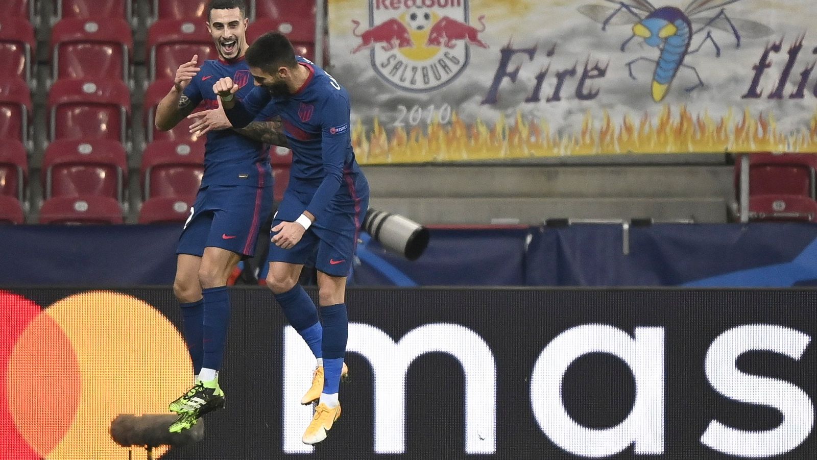 Los jugadores del Atlético de Madrid, Mario Hermoso y Yannick Carrasco, celebran un tanto ante el Salzburgo