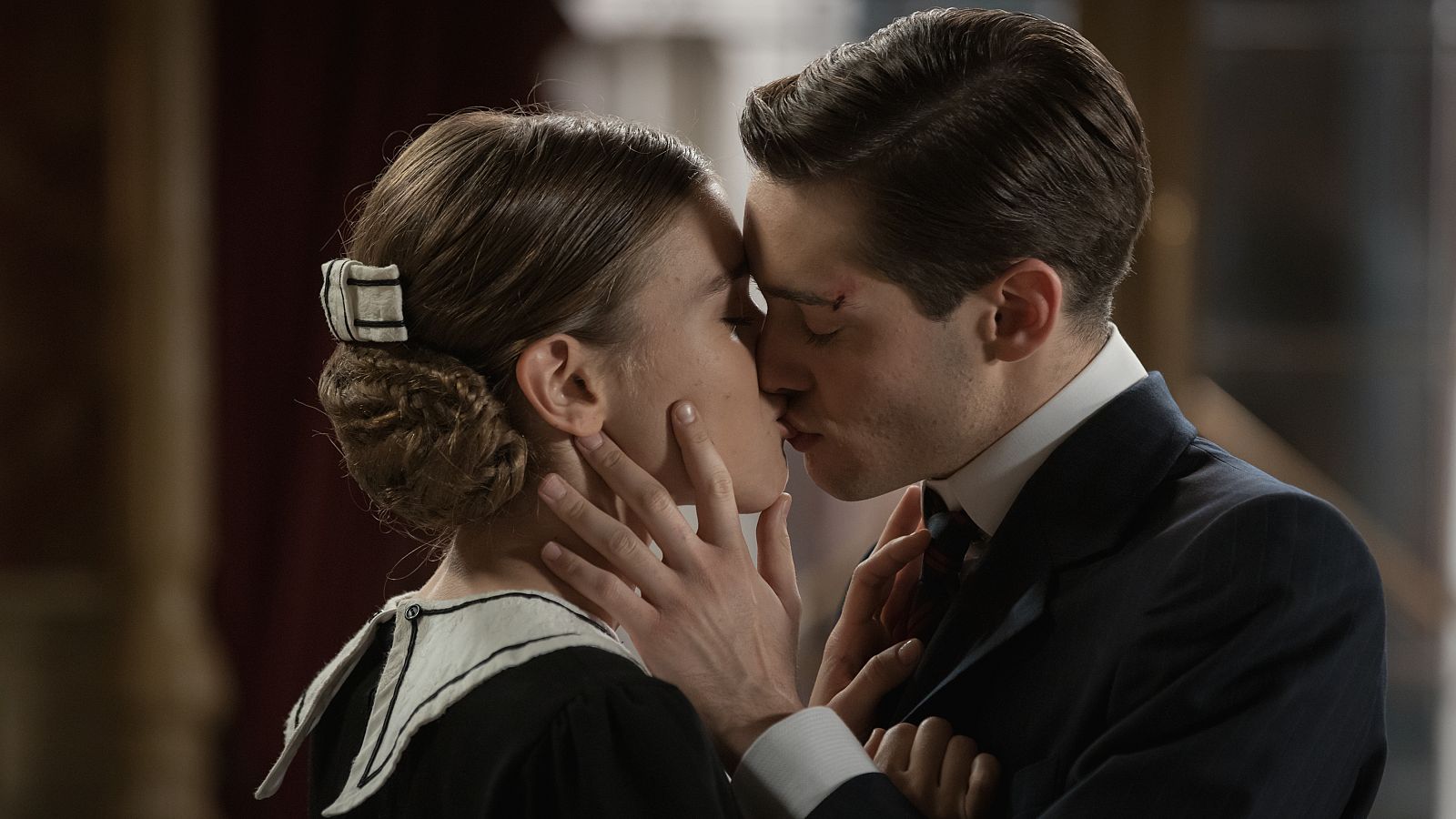 Miguel y Daniela se besan por primera vez.