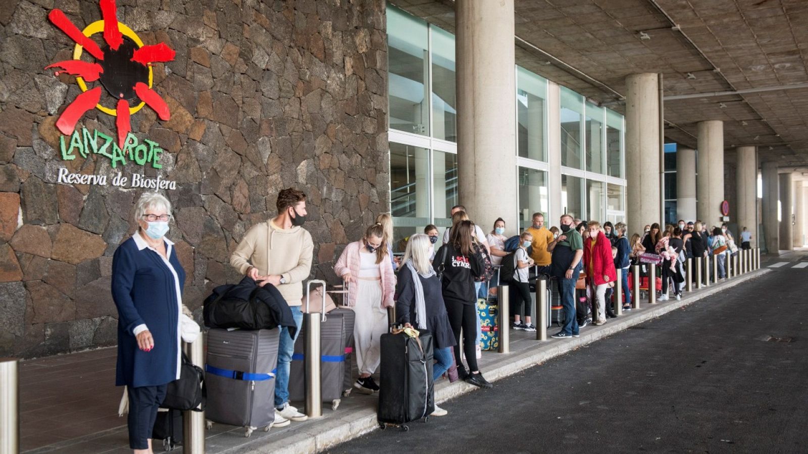 Imagen de archivo del 24 de octubre de 2020 de varios turistas haciendo cola para coger un taxi a su llegada al aeropuerto César Manrique de Lanzarote.