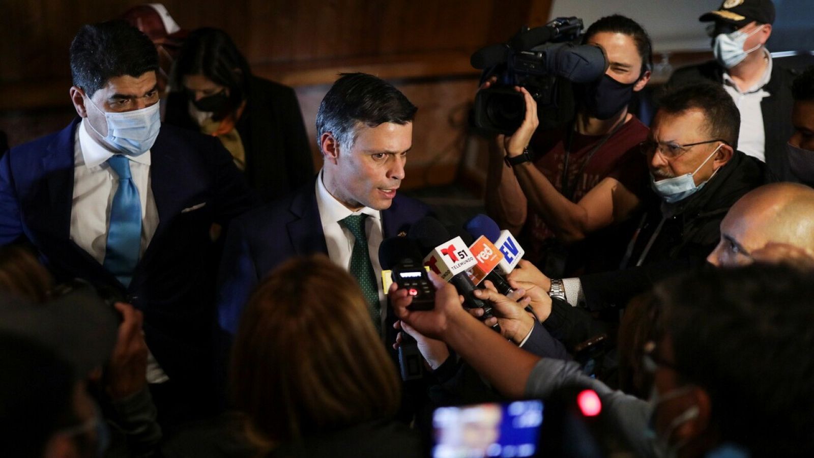 El líder opositor venezolano Leopoldo López habla con la prensa en Bogotá
