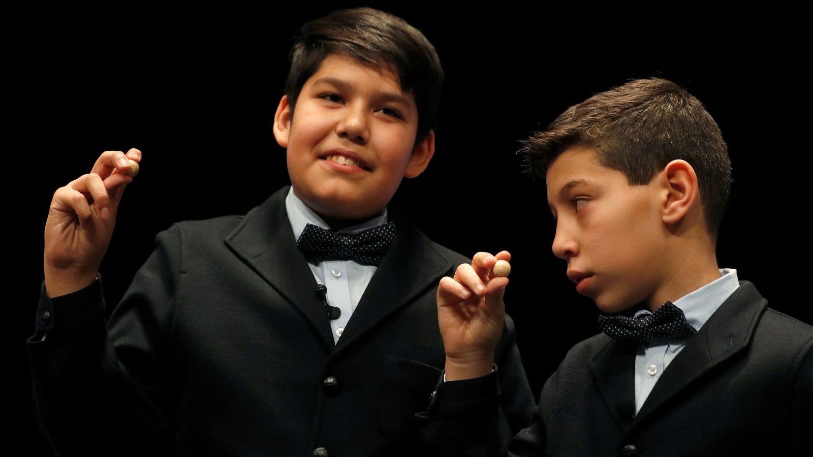 Los niños de San Ildefonso Ilyas Arouh (d) y Samuel Dávalos (I) en el pasado Sorteo de la Lotería de Navidad