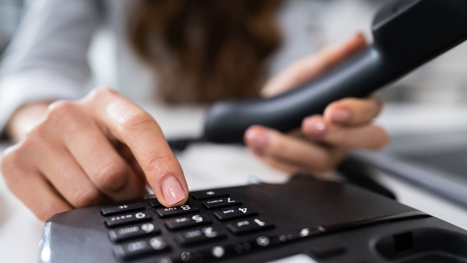 Una mujer llamando por teléfono