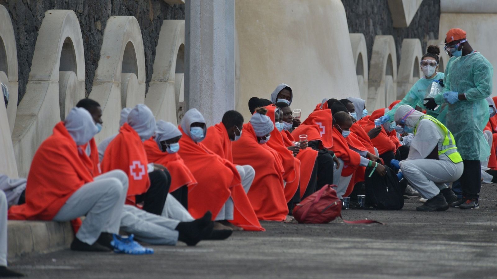 Migrantes rescatados en el puerto de la Restinga, en la isla de El Hierro.
