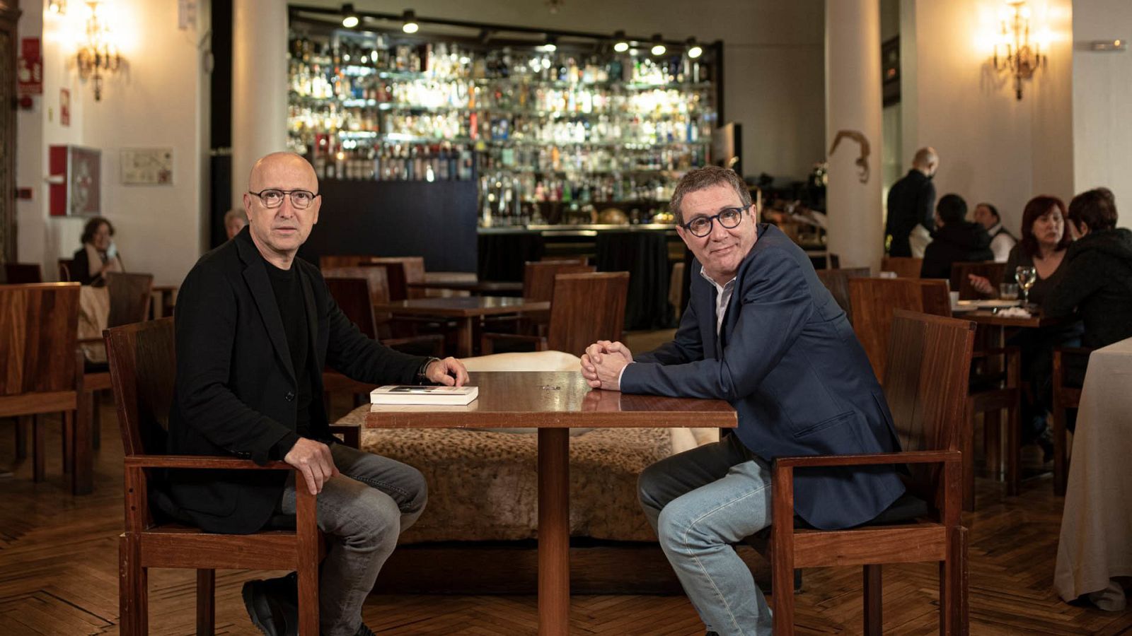 Óscar López con el escritor Luisgé Martín