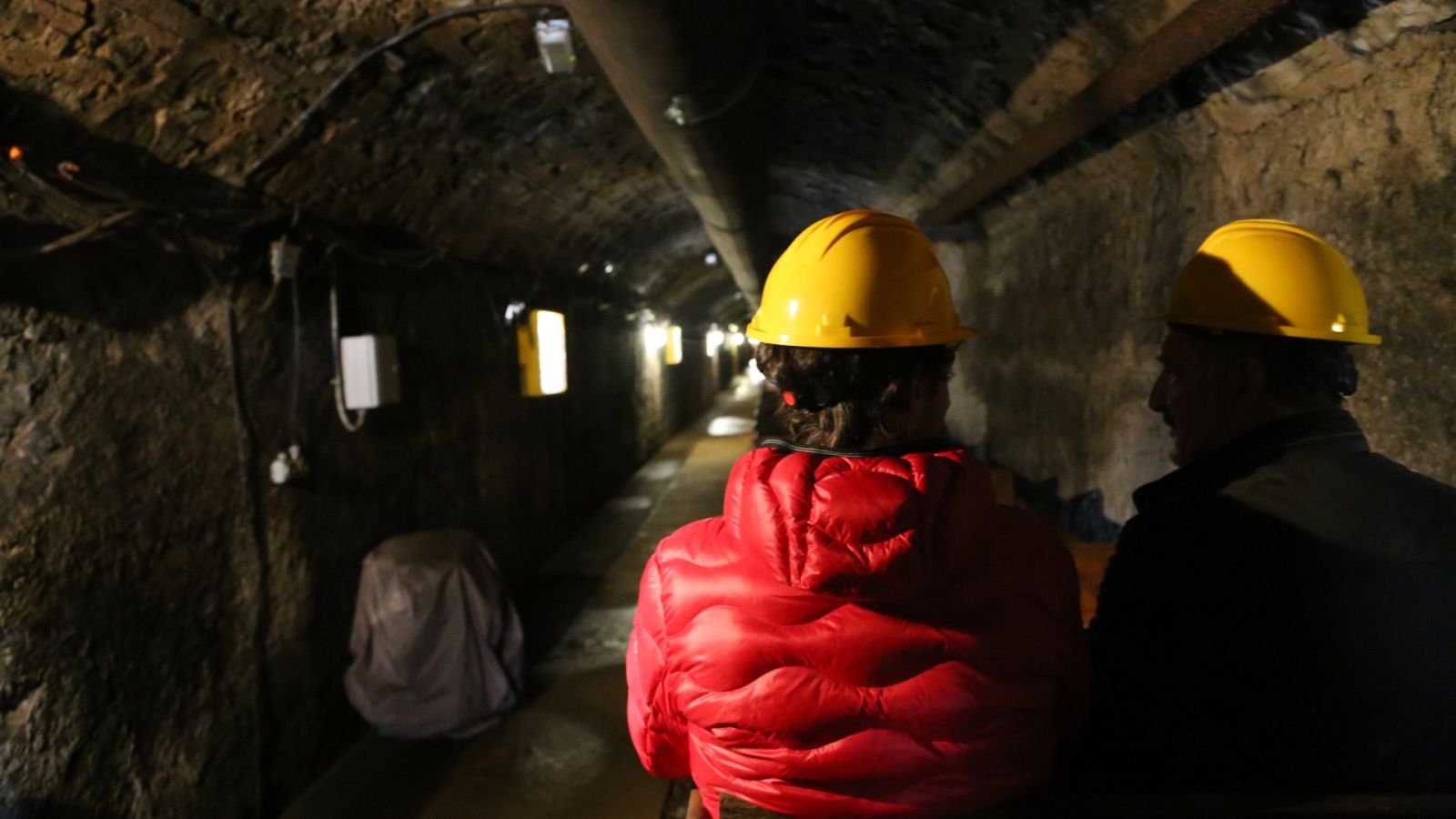 Bruno Oro visita un complex miner abandonat