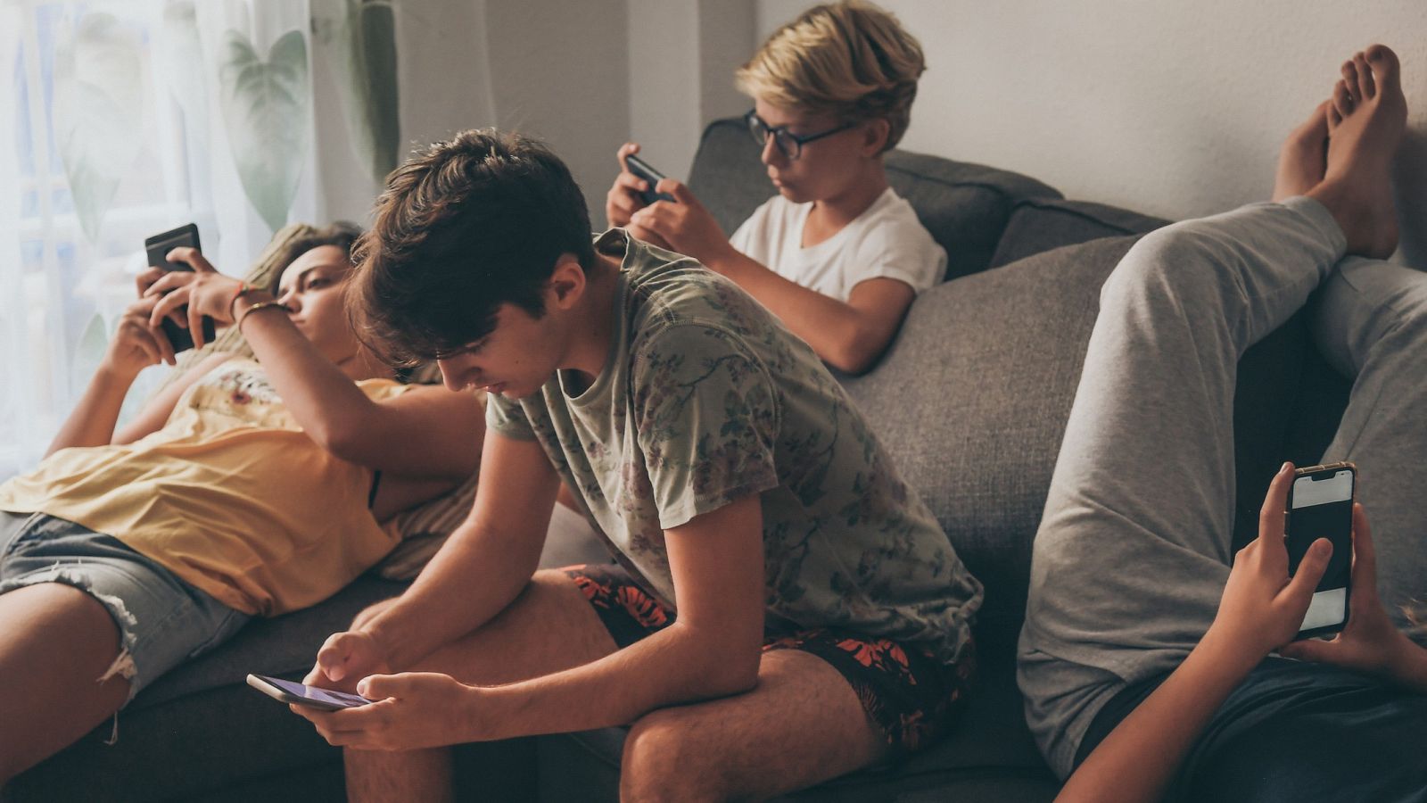 Aumenta el uso compulsivo de internet y el consumo de alcohol entre los jóvenes