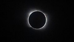 Un eclipse total de Sol oscurece Chile y Argentina