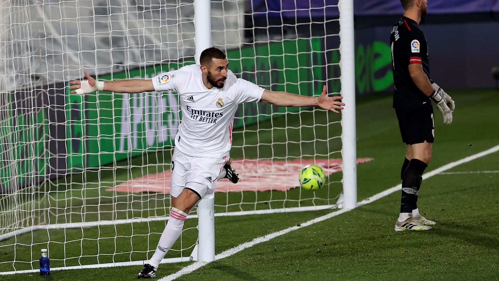 Karim Benzema celebra el segundo gol del Real Madrid frente al Athletic.