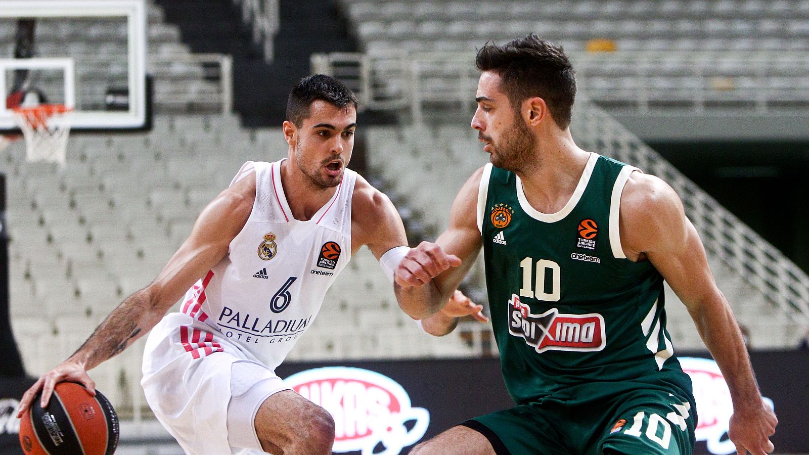 Alberto Abalde trata de superar la defensa del griego Ioannis Papapetrou durante el partido.