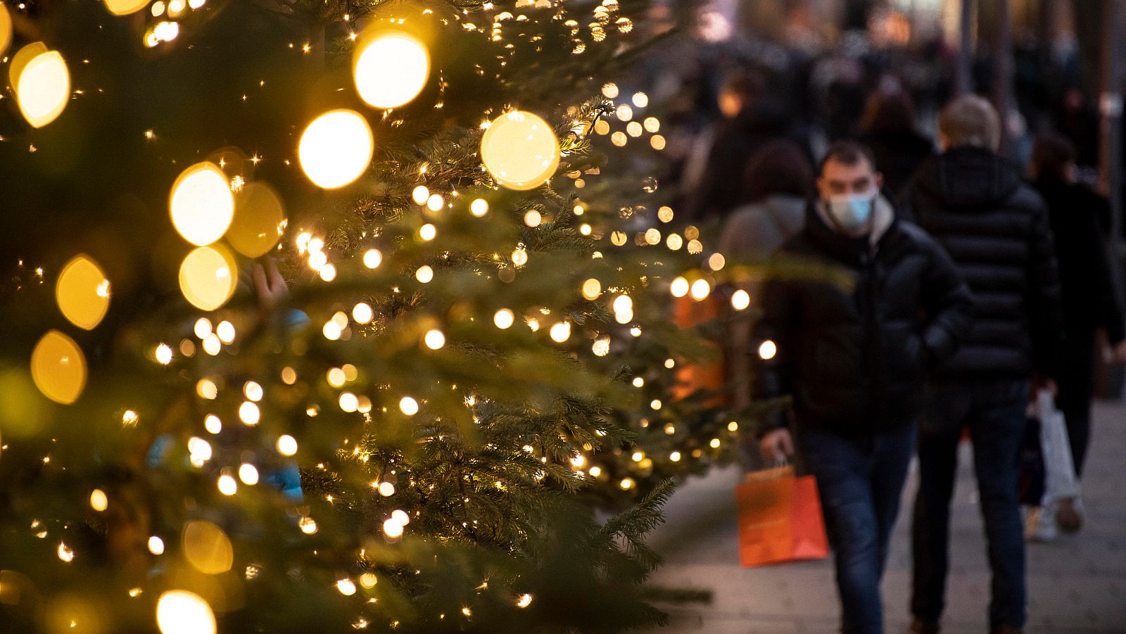Calle comercial de Múnich, en Alemania, días antes de Navidad.