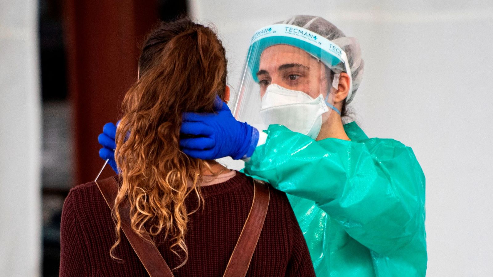 Un sanitario durante un cribado masivo en Muro