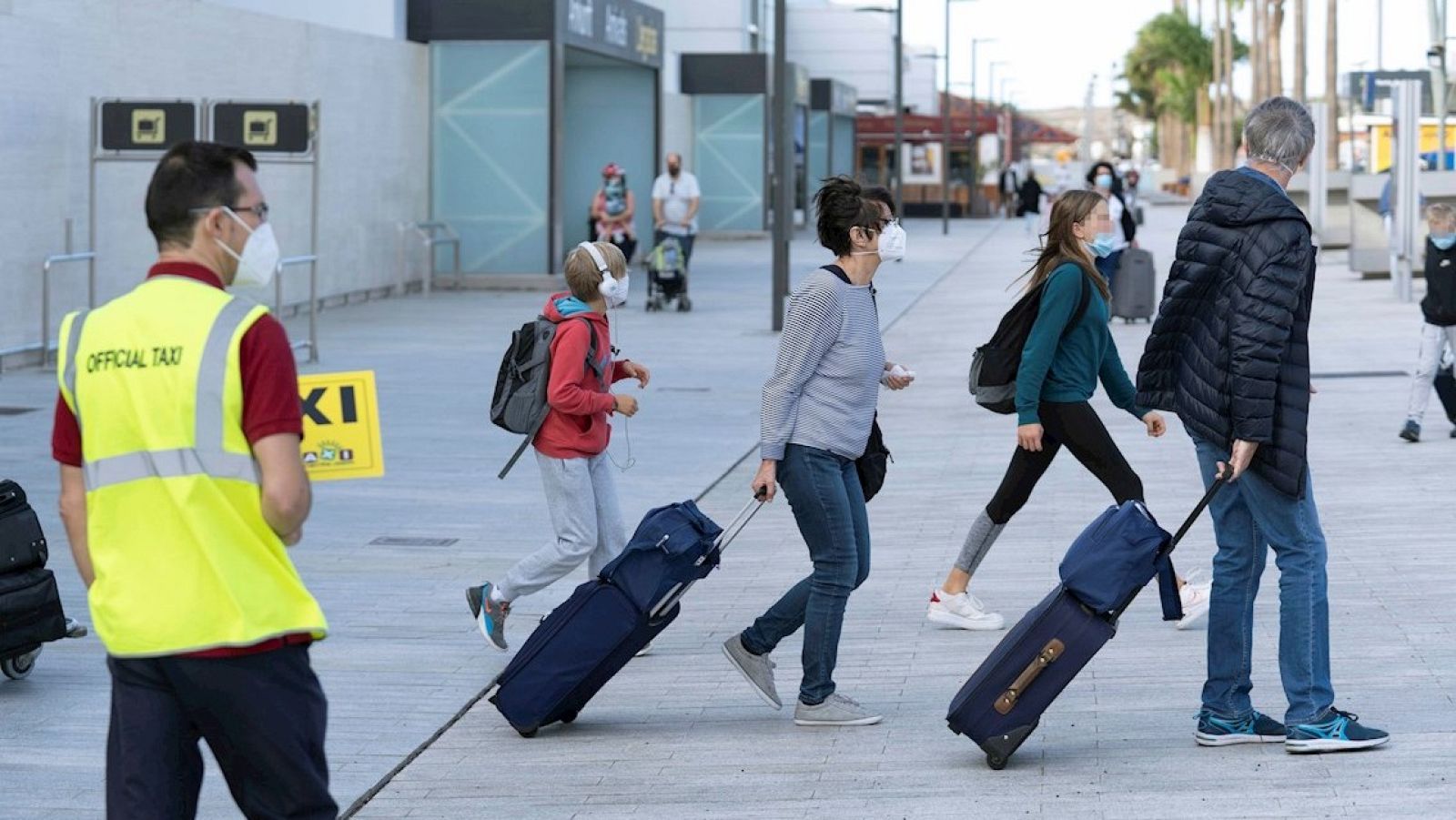 Canarias restringe la entrada y salida en Tenerife sin causa justificada
