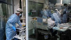 Una quarantena de professionals sanitaris de Barcelona demanen prudència davant una possible tercera onada