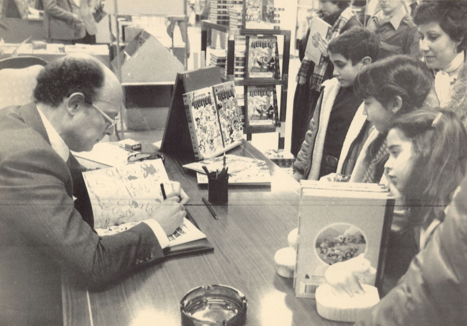 Ibañez, firmando ejemplares