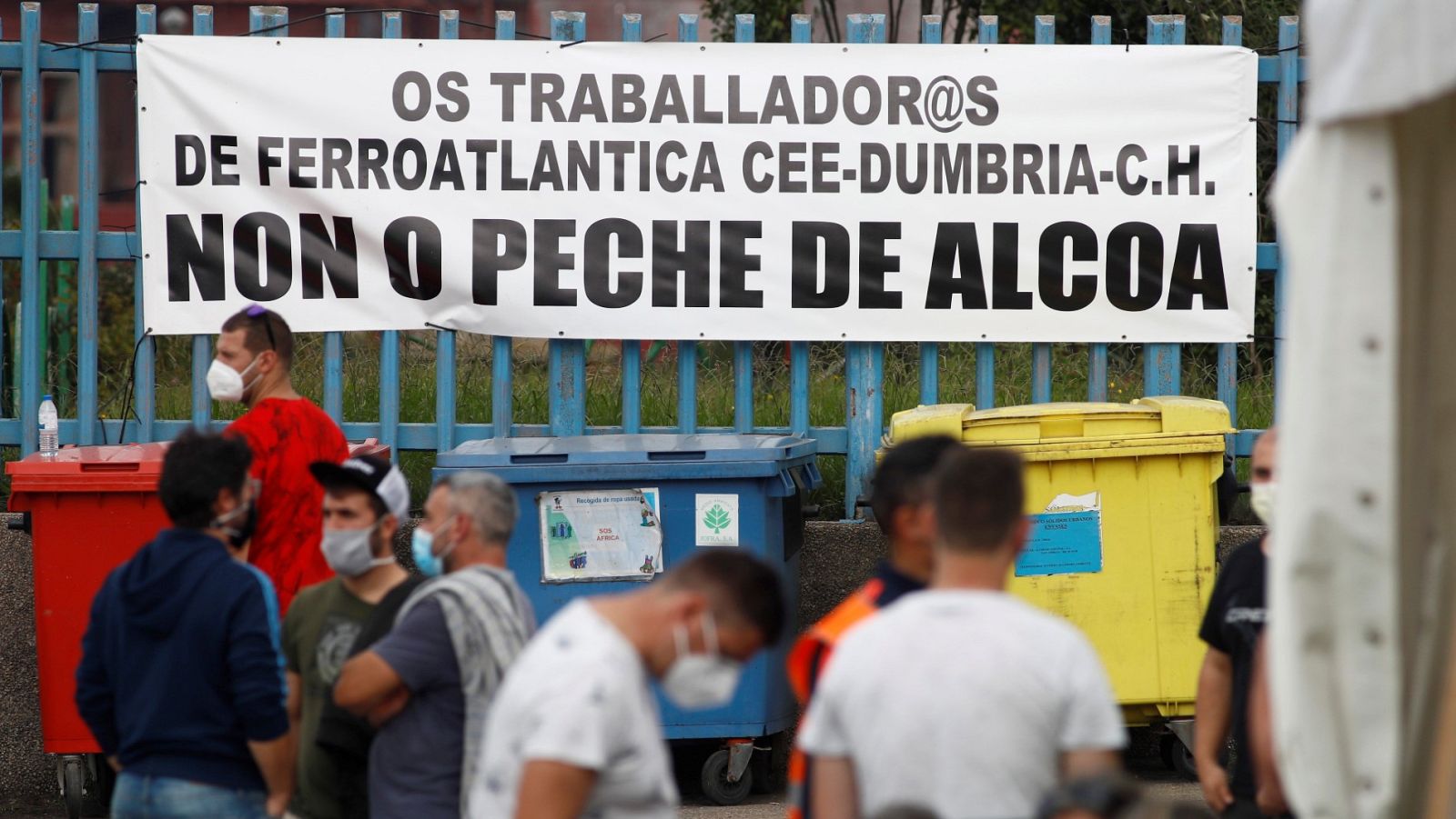 Trabajadores concentrados en la entrada de la fabrica de ALCOA en San Cibrao(Lugo)