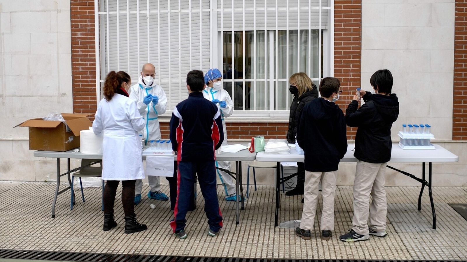 Tests de saliva para detectar el coronavirus en un colegio de Madrid