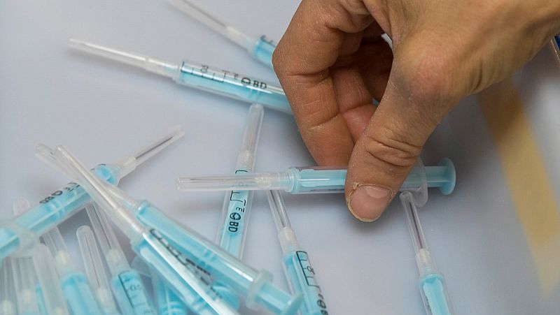 Sube hasta el 40,5% los españoles dispuestos a vacunarse contra la COVID-19 inmediatamente, según el CIS