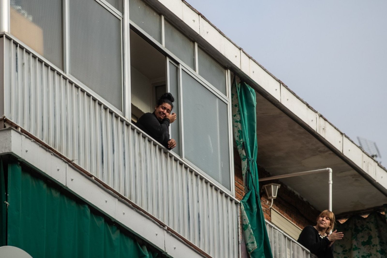 Verónica llora después de que la PAH pare su desahucio en San Sebastián de los Reyes (Madrid)