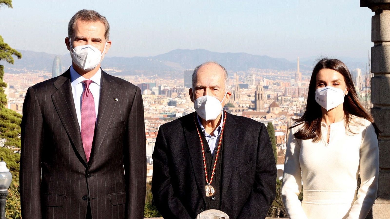 Los reyes junto a Joan Margarit