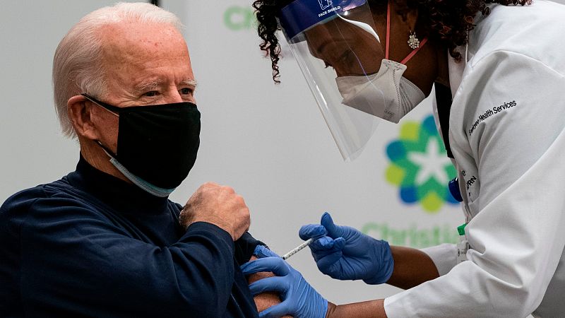 Biden recibe la vacuna contra la COVID-19 en público
