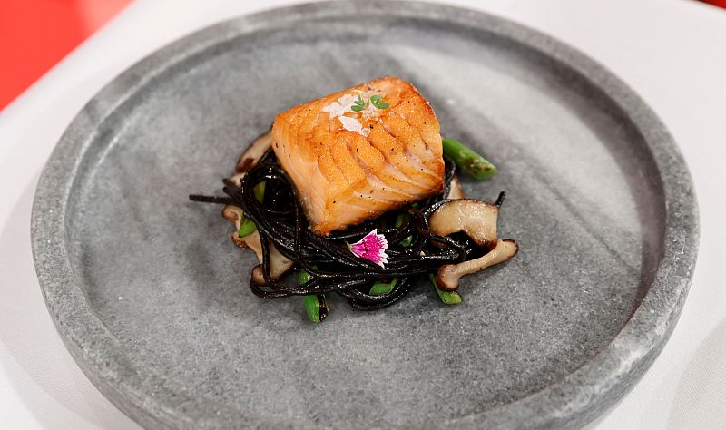 Receta de "Salm�n a la parrilla, espagueti negro, setas y ajetes" de Aurora