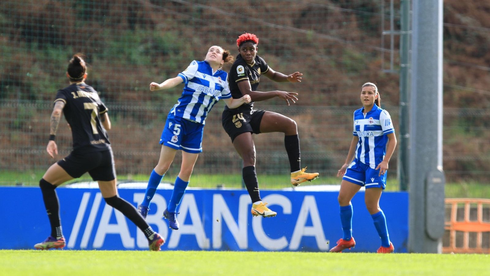 La jugadora del FC Barcelona femenino, Asisat Oshoala, salta para cabecear un centro