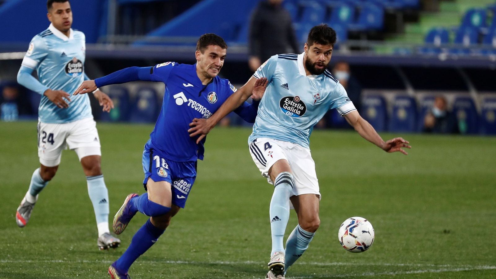 El defensa mexicano del Celta Néstor Araujo (d) pelea un balón con el centrocampista uruguayo del Getafe Mauro Arambarritafe Mauro Arambarri