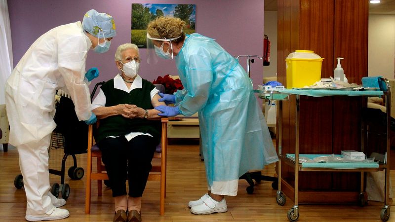 Araceli, de 96 años, primera vacunada contra el coronavirus en España: "A ver si conseguimos que el virus se vaya"