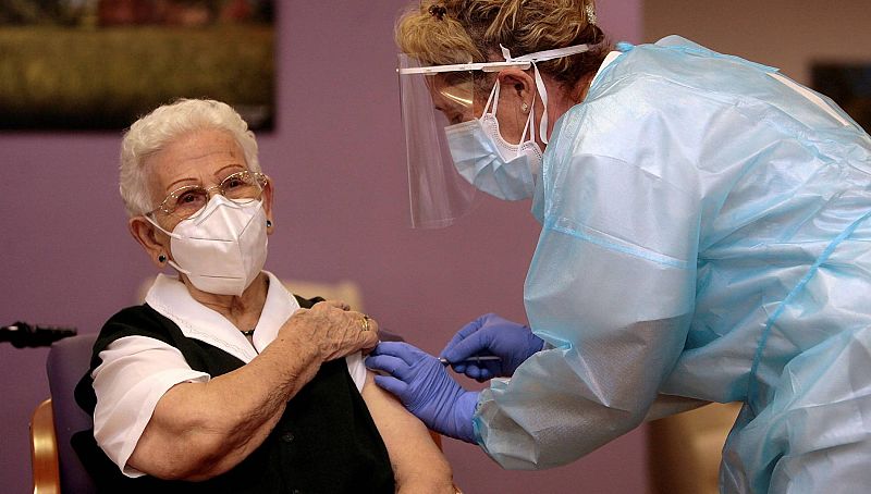 La vacunación contra el coronavirus arranca en España en residencias de todo el país