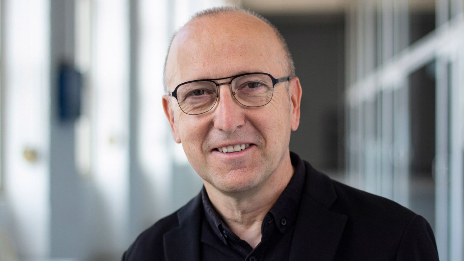 Óscar López dirige y presenta 'Página Dos'